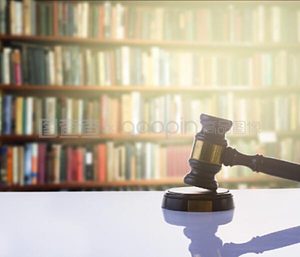 法律與司法概念 灰色背景下的法律鴻溝